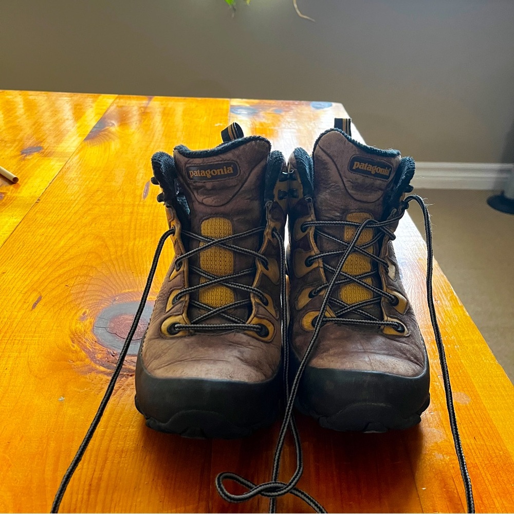 Leather Patagonia gortex hiking boot size women's 9